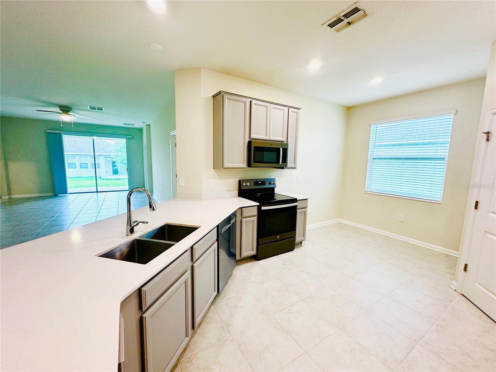 Image 7 of 28 For 16421 Fernridge Street