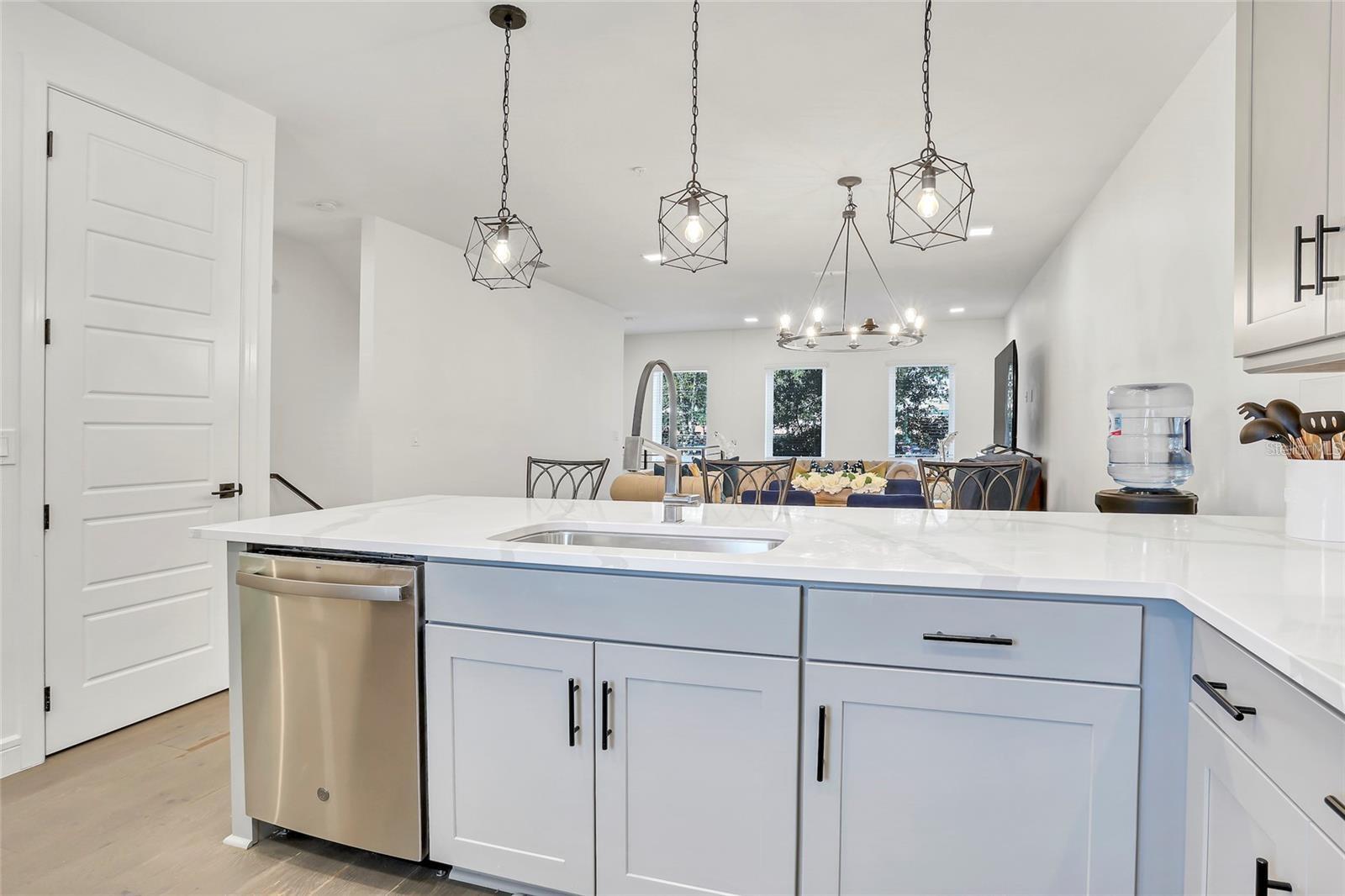 Image 9 of 30 For 212 Pineloch Avenue