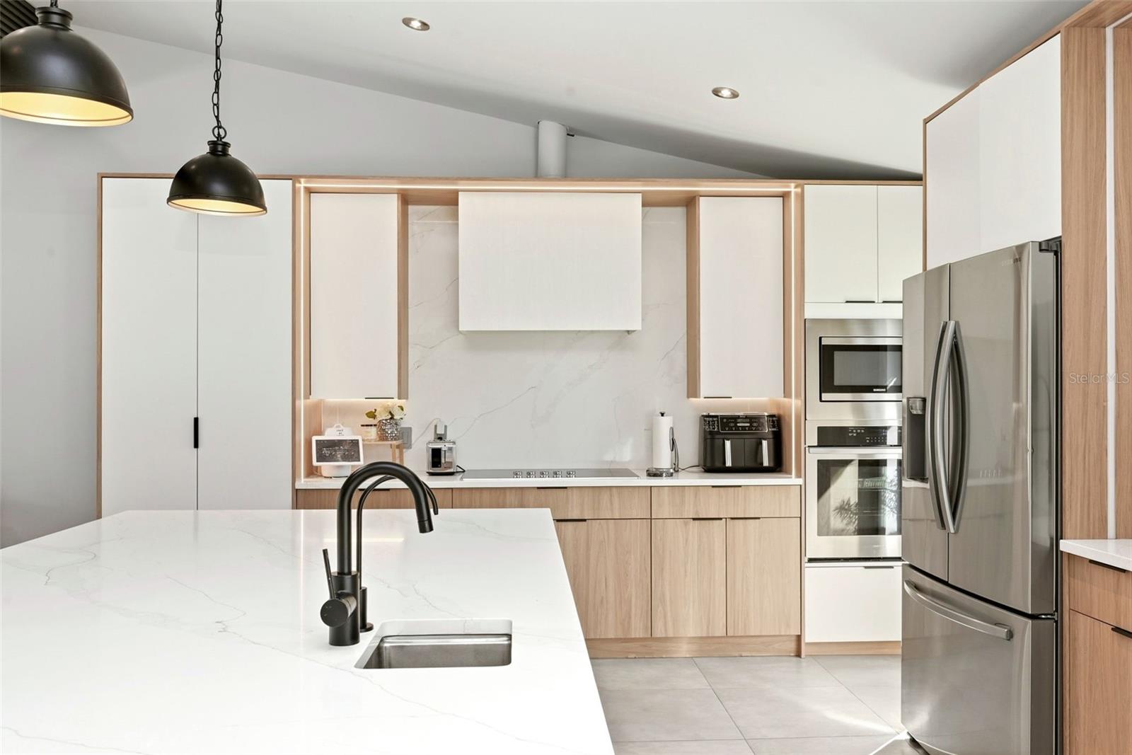 Image 23 of 56 For 6747 Edgeworth Dr