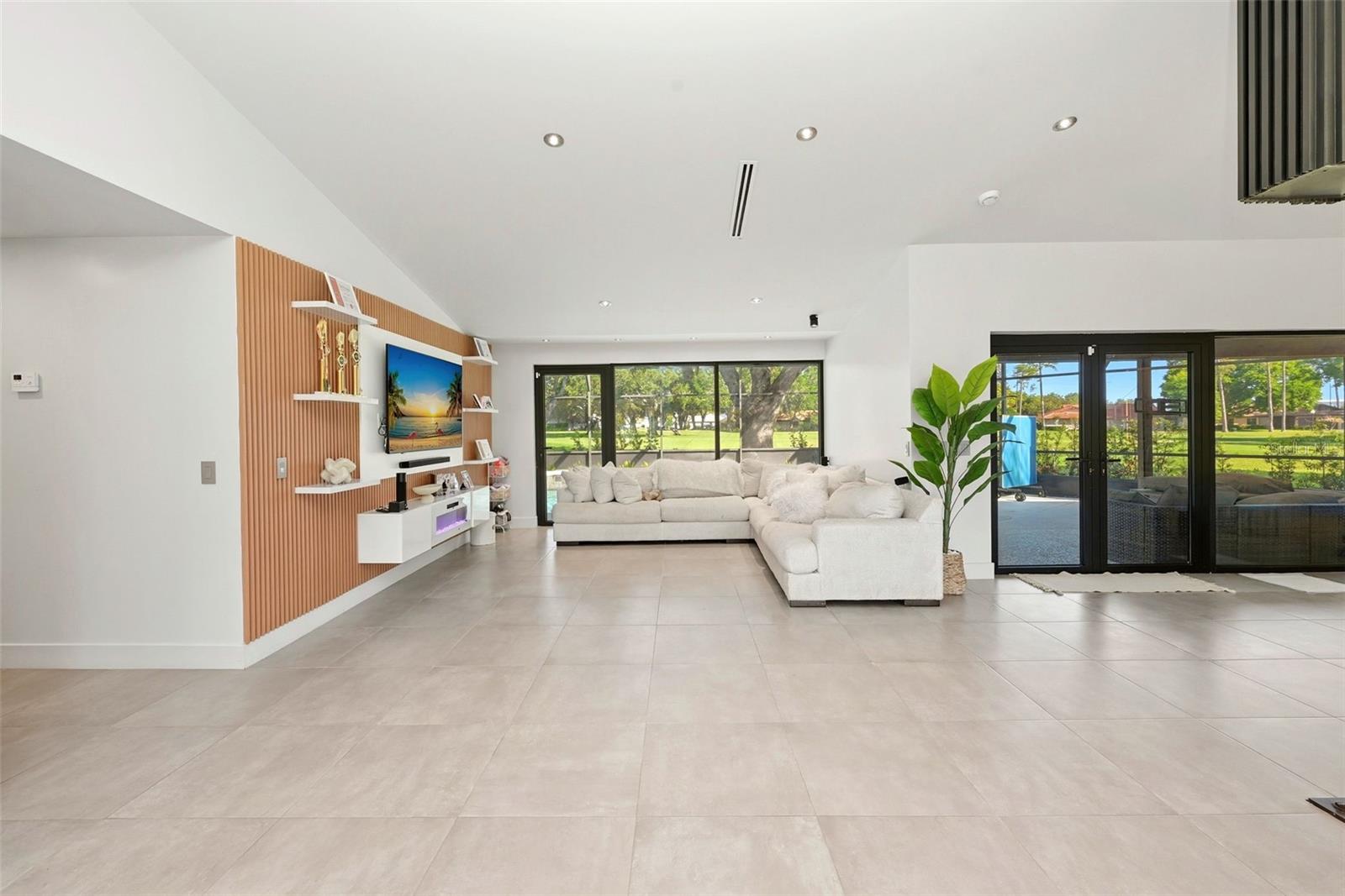 Image 4 of 56 For 6747 Edgeworth Dr