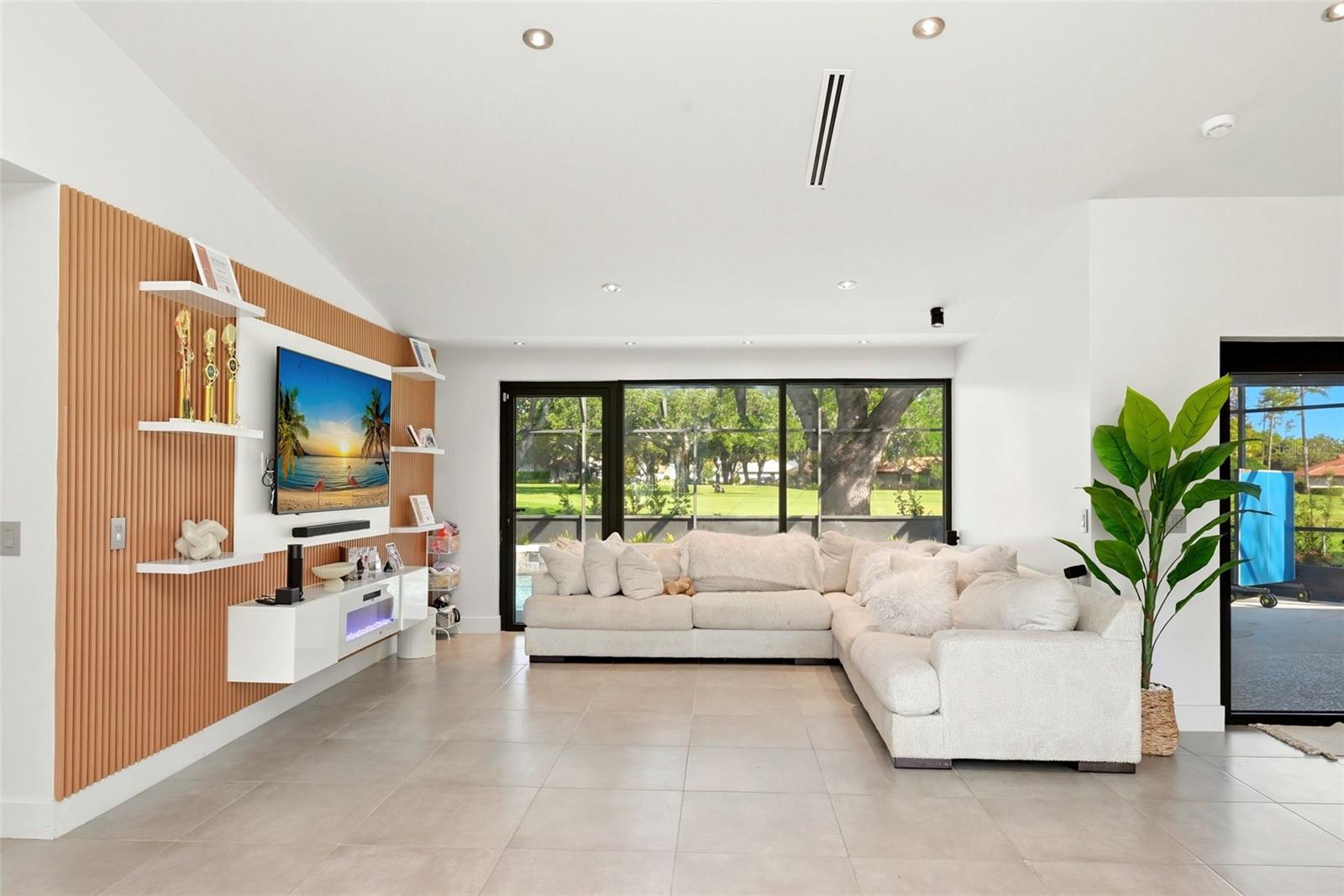 Image 5 of 56 For 6747 Edgeworth Dr