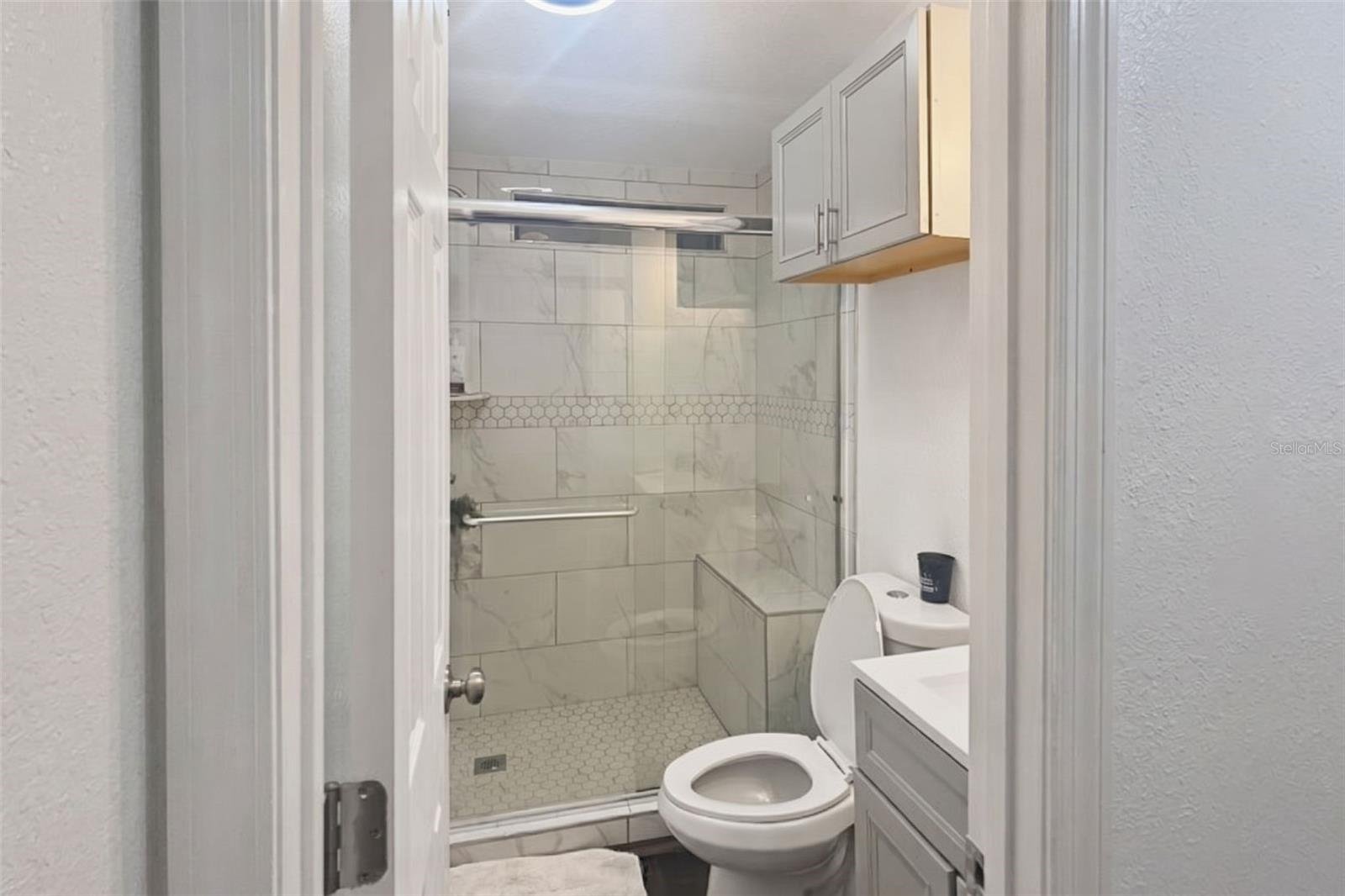 Listing photo id 8 for 5521 Sharon Avenue