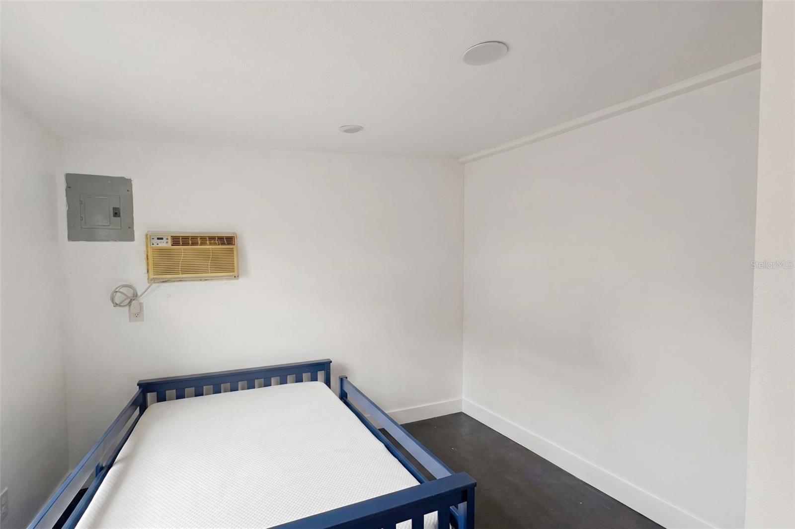 Listing photo id 9 for 5521 Sharon Avenue