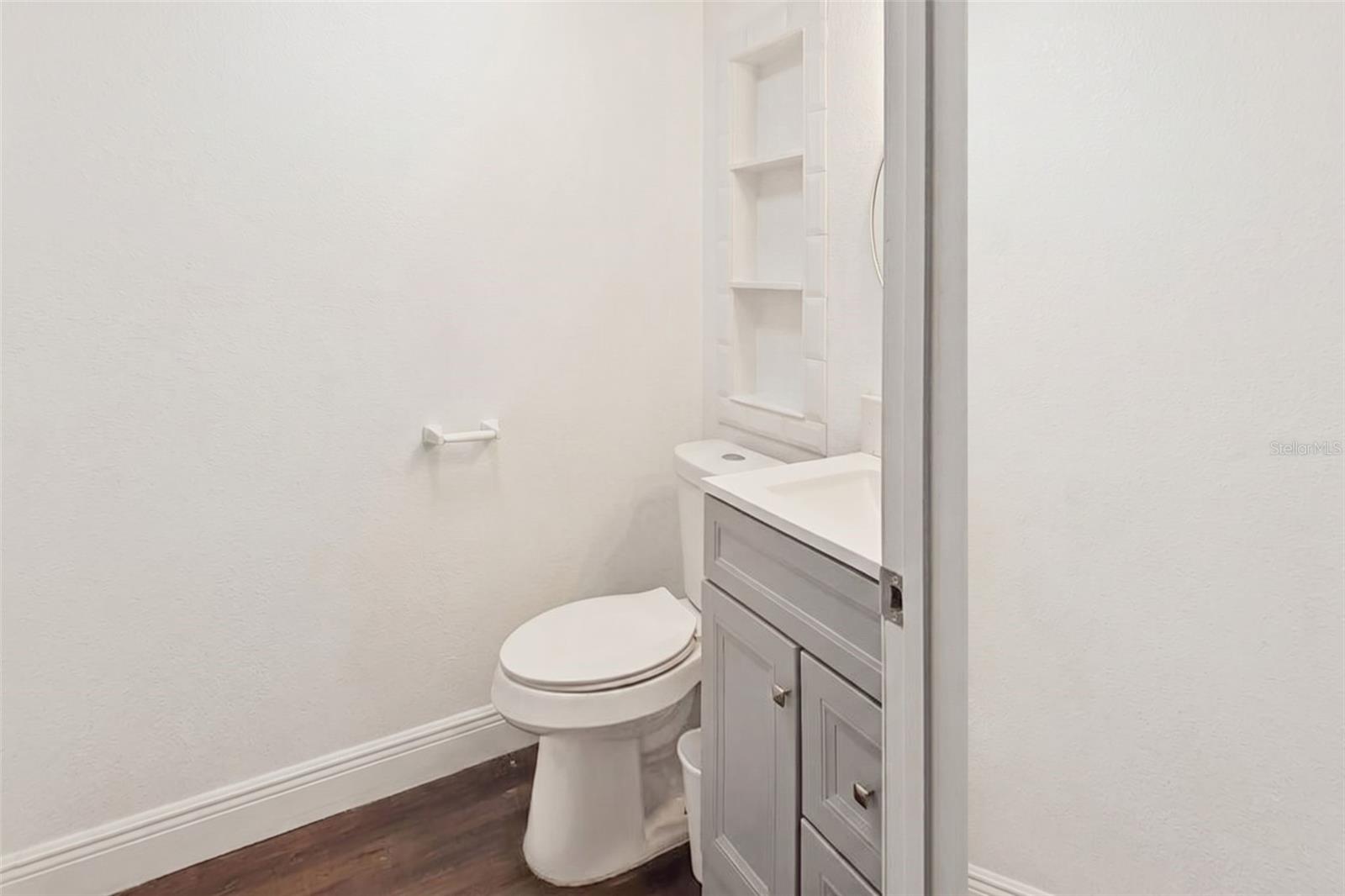 Listing photo id 10 for 5521 Sharon Avenue