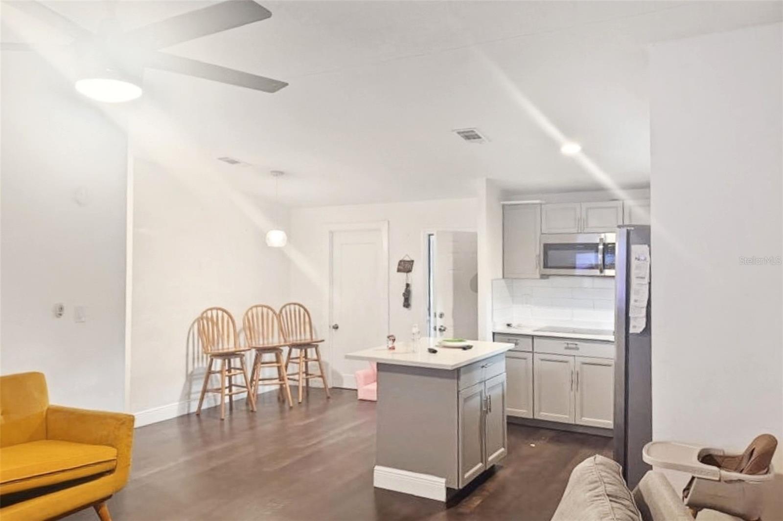 Listing photo id 3 for 5521 Sharon Avenue