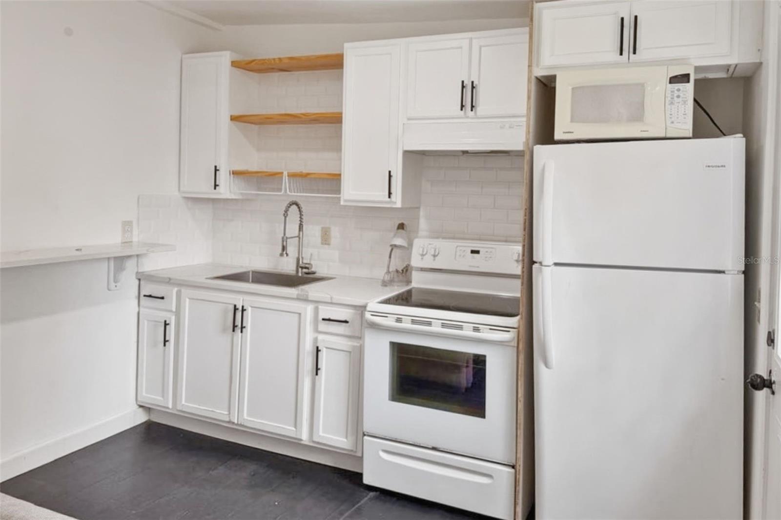 Listing photo id 4 for 5521 Sharon Avenue