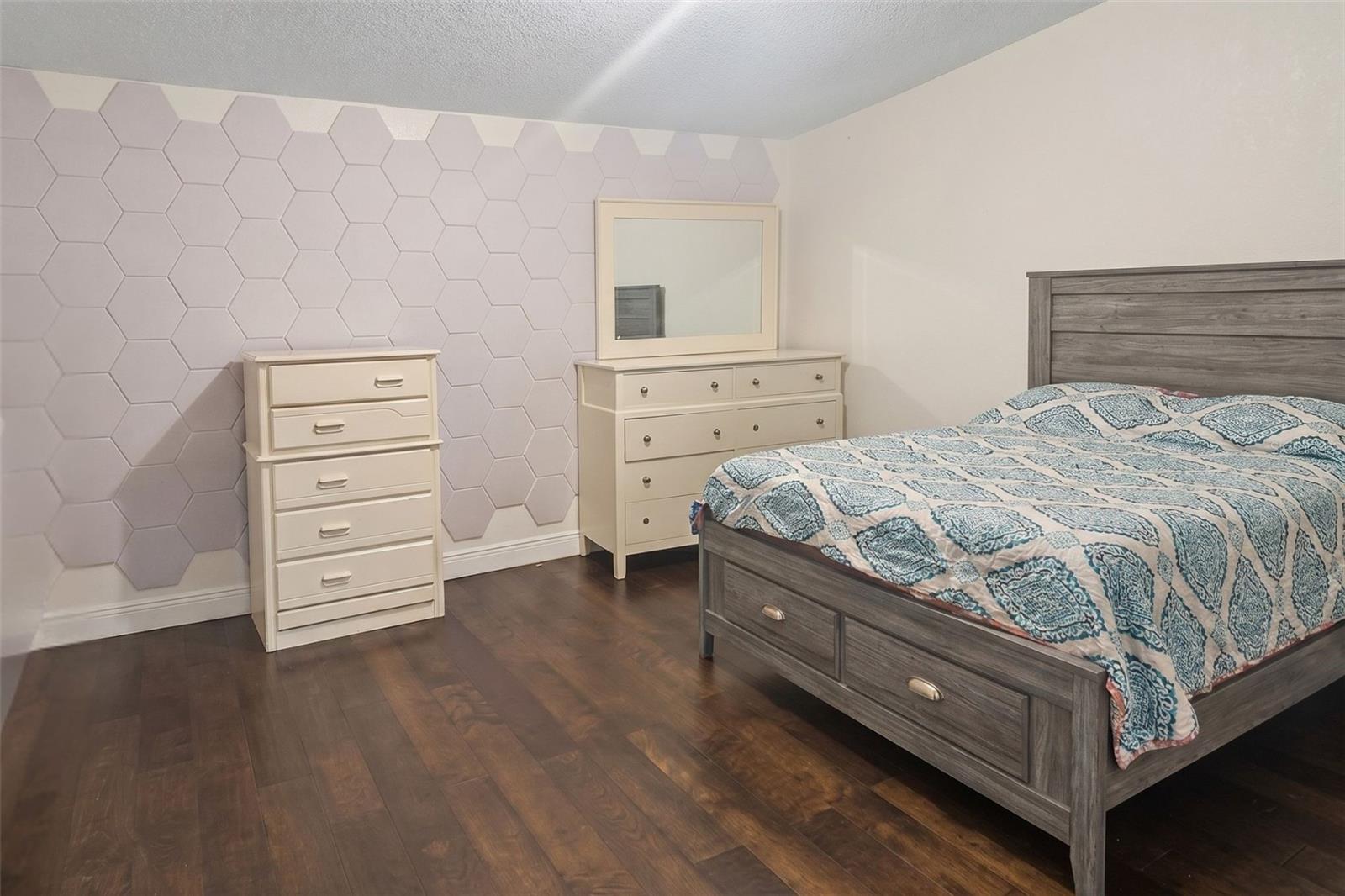 Listing photo id 5 for 5521 Sharon Avenue