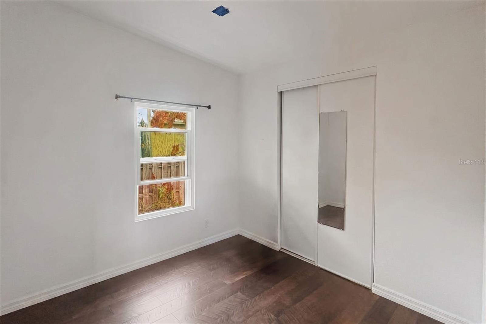 Listing photo id 7 for 5521 Sharon Avenue