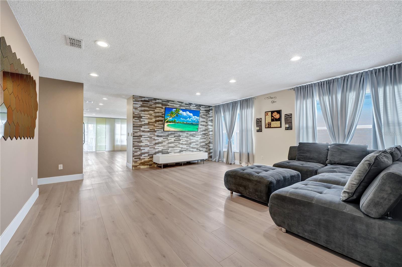 Image 21 of 42 For 15042 Waterford Chase