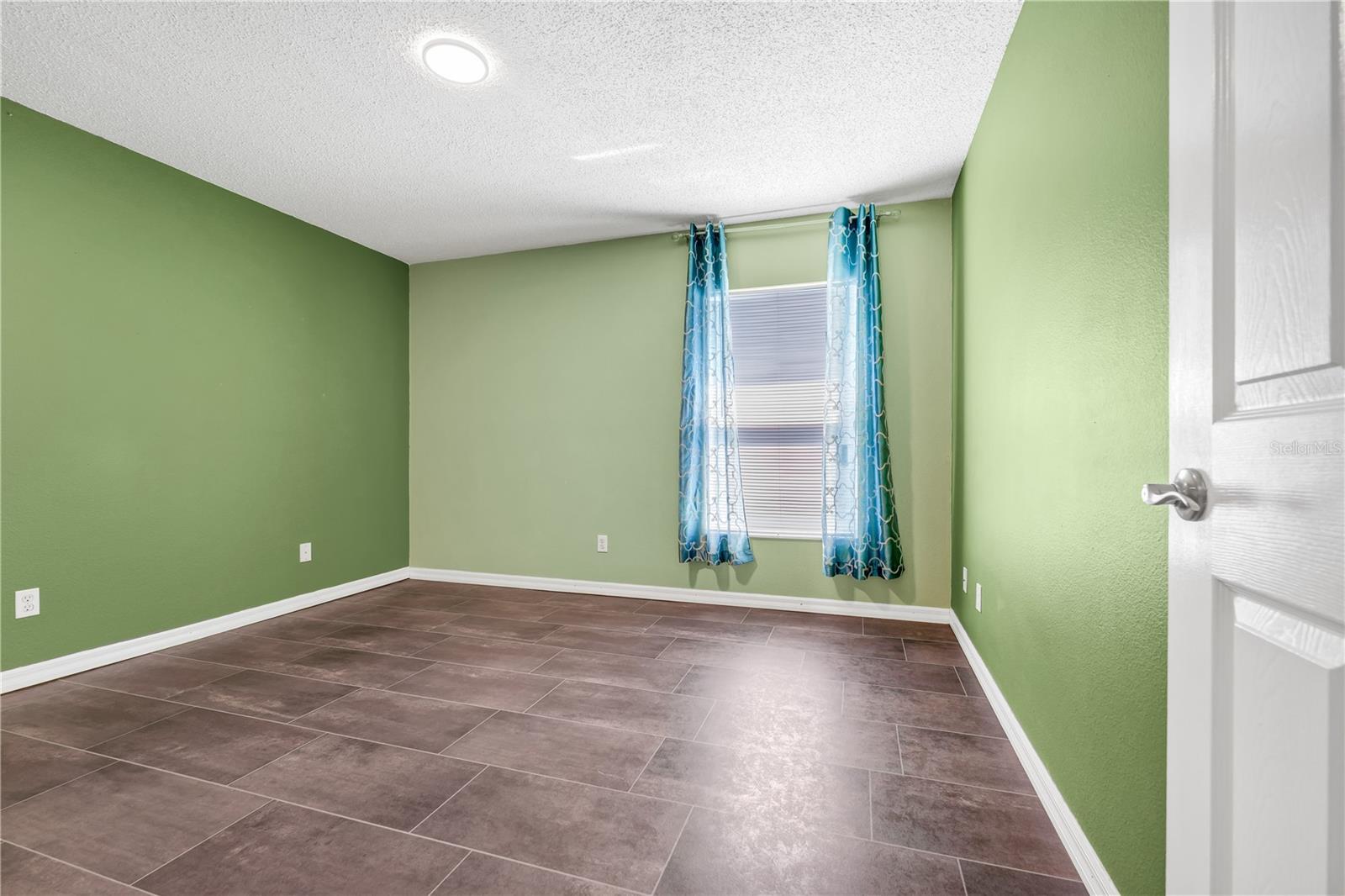 Image 27 of 42 For 15042 Waterford Chase