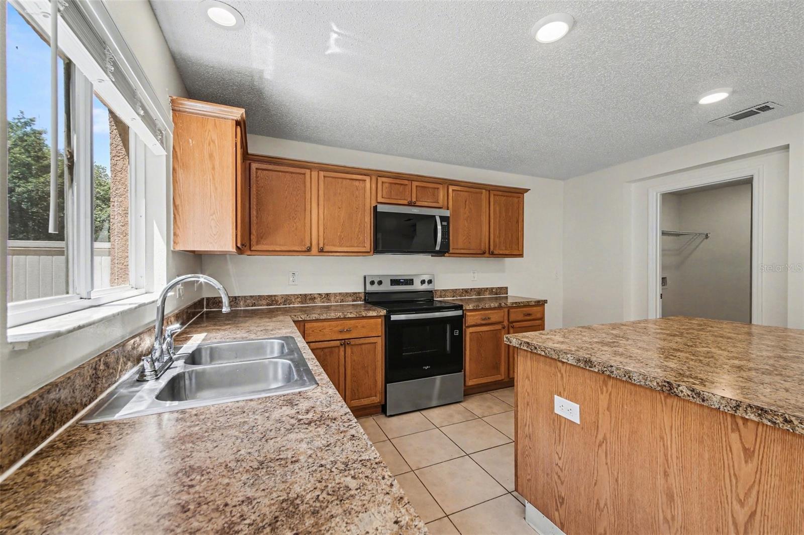 Image 15 of 25 For 16832 Gold Star Court