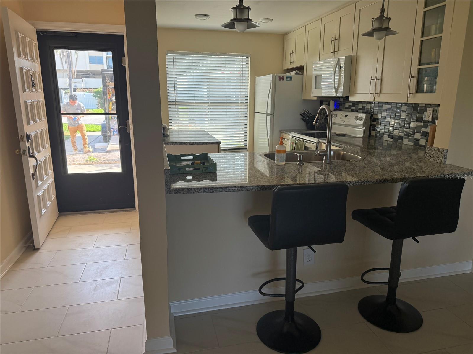 Image 6 of 20 For 6180 Sun Boulevard 115