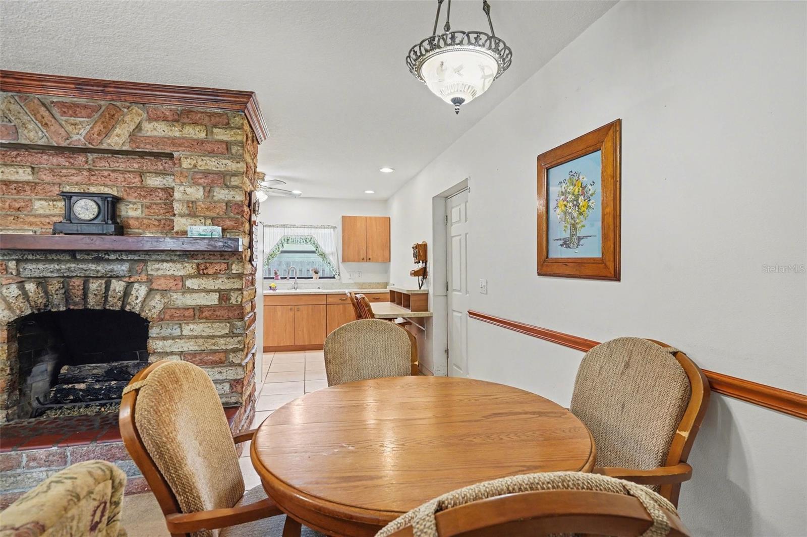 Image 9 of 27 For 909 Kanawha Street