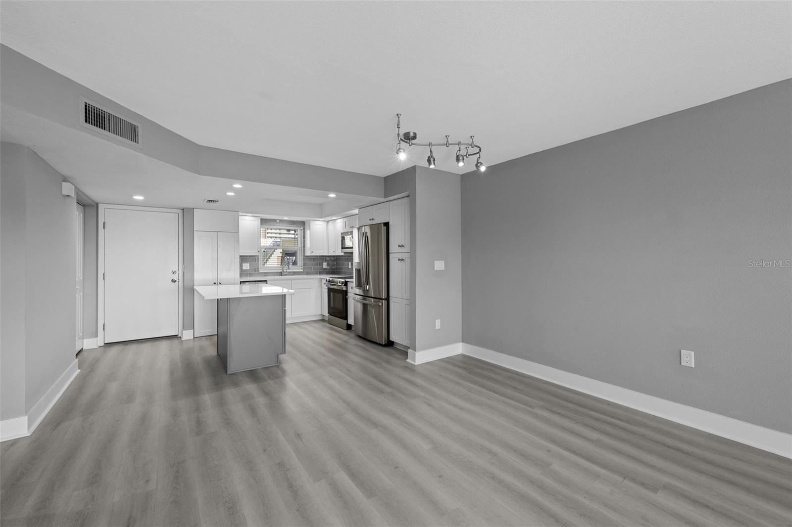 Image 10 of 61 For 4775 Cove Circle 103