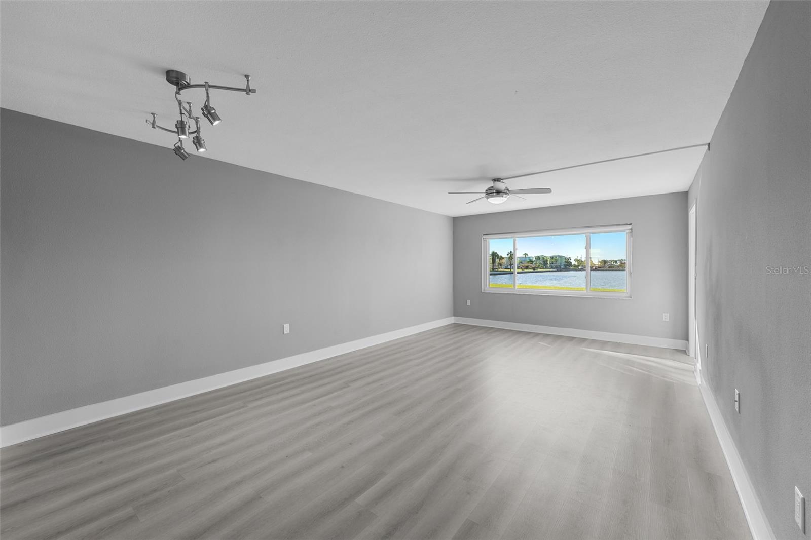 Image 14 of 61 For 4775 Cove Circle 103