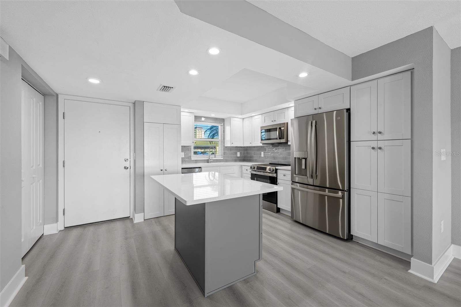 Image 3 of 61 For 4775 Cove Circle 103