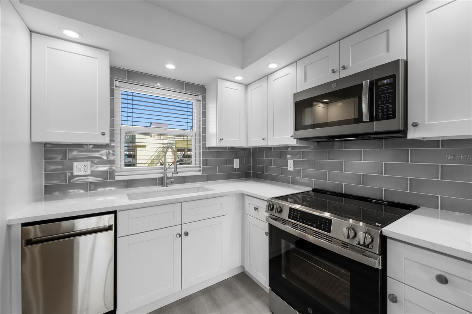 Image 4 of 61 For 4775 Cove Circle 103