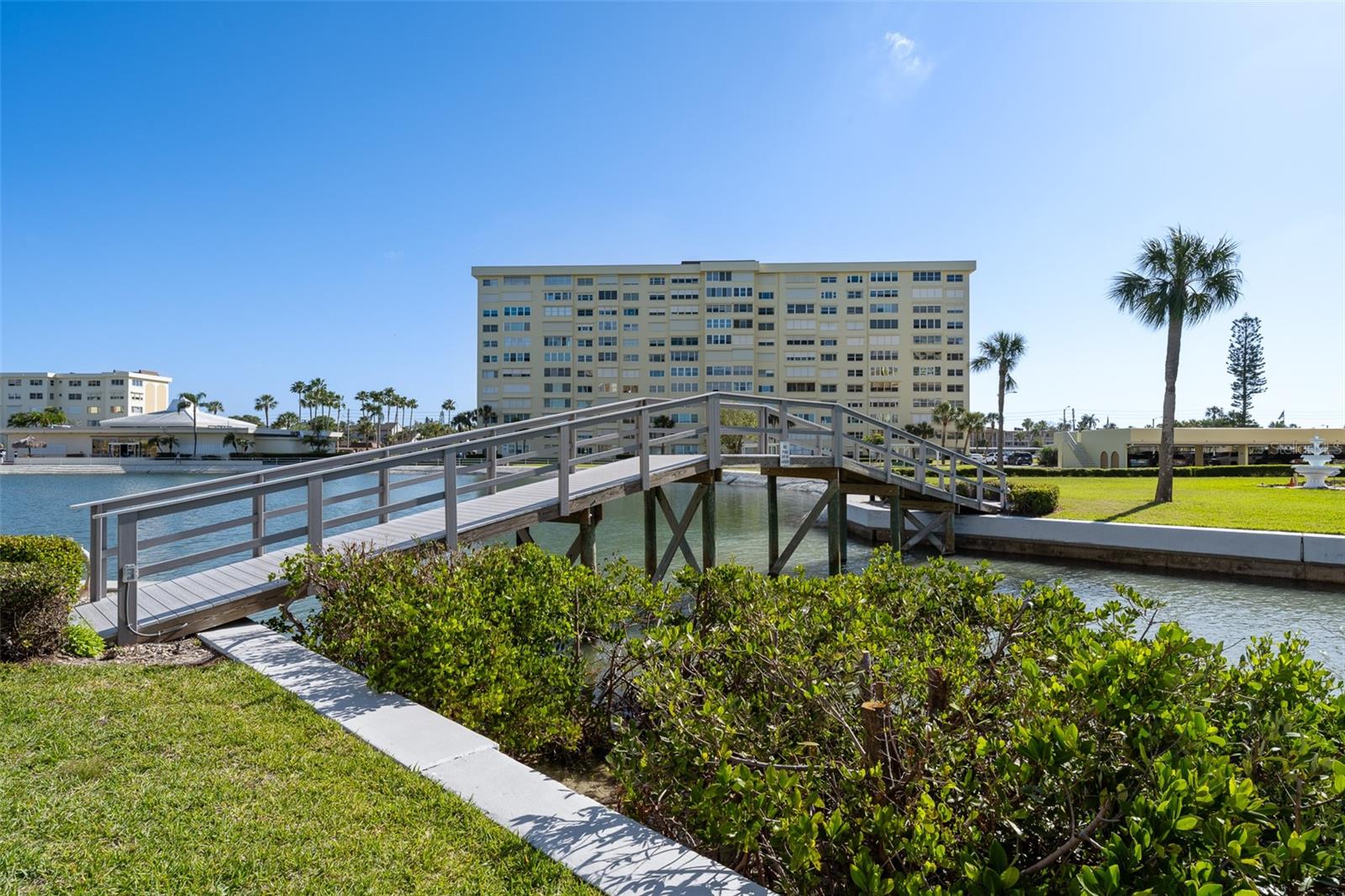 Image 40 of 61 For 4775 Cove Circle 103