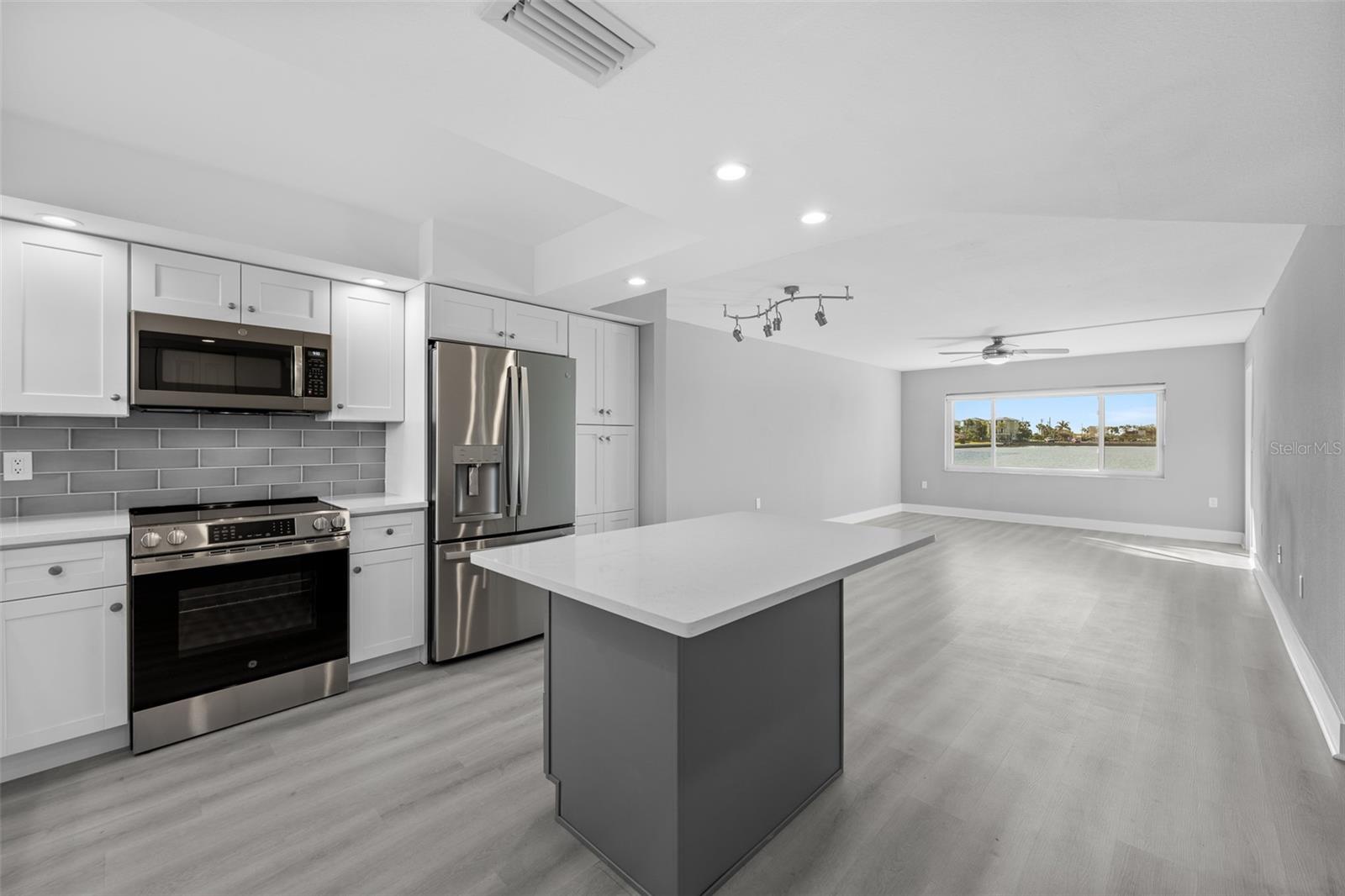 Image 8 of 61 For 4775 Cove Circle 103