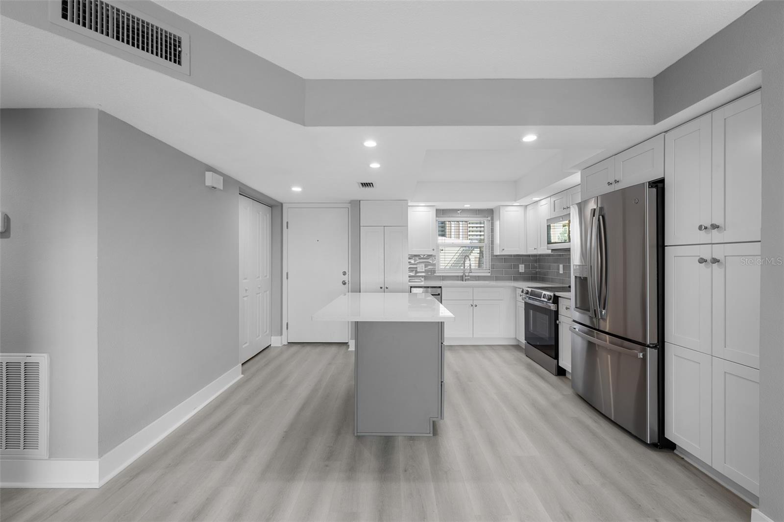 Image 9 of 61 For 4775 Cove Circle 103