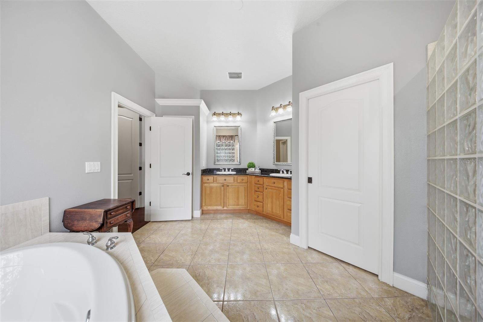 Image 26 of 49 For 408 Avondale Court