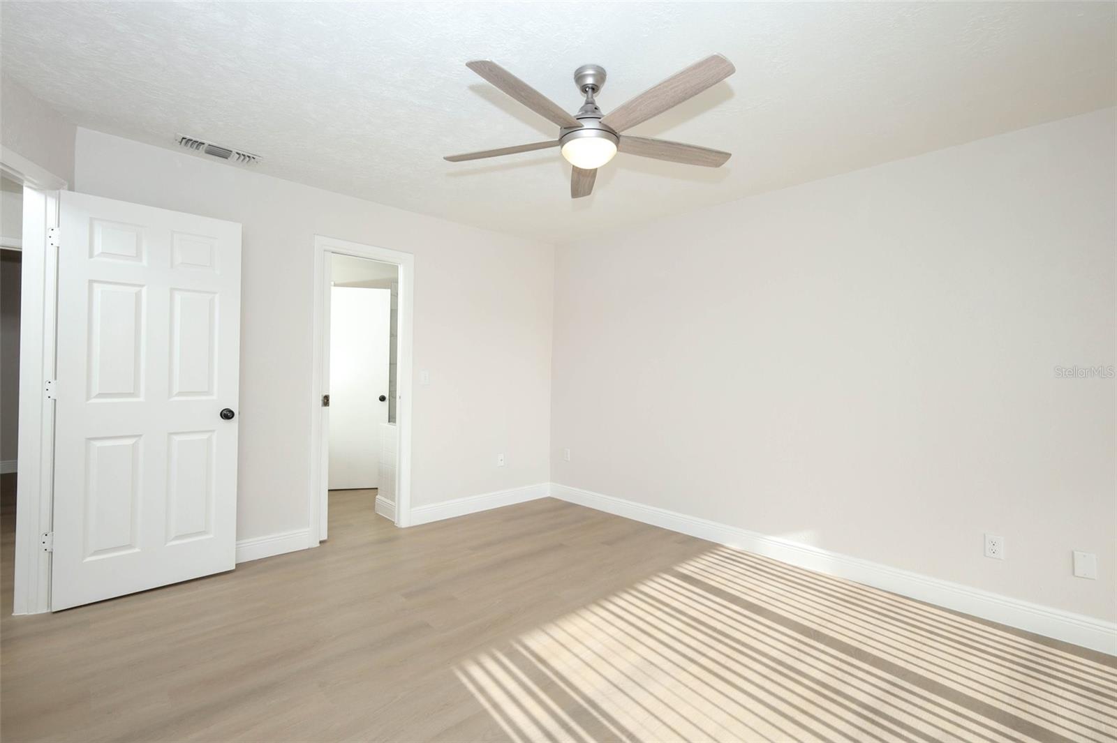 Listing photo id 18 for 4029 Henley Road 1705