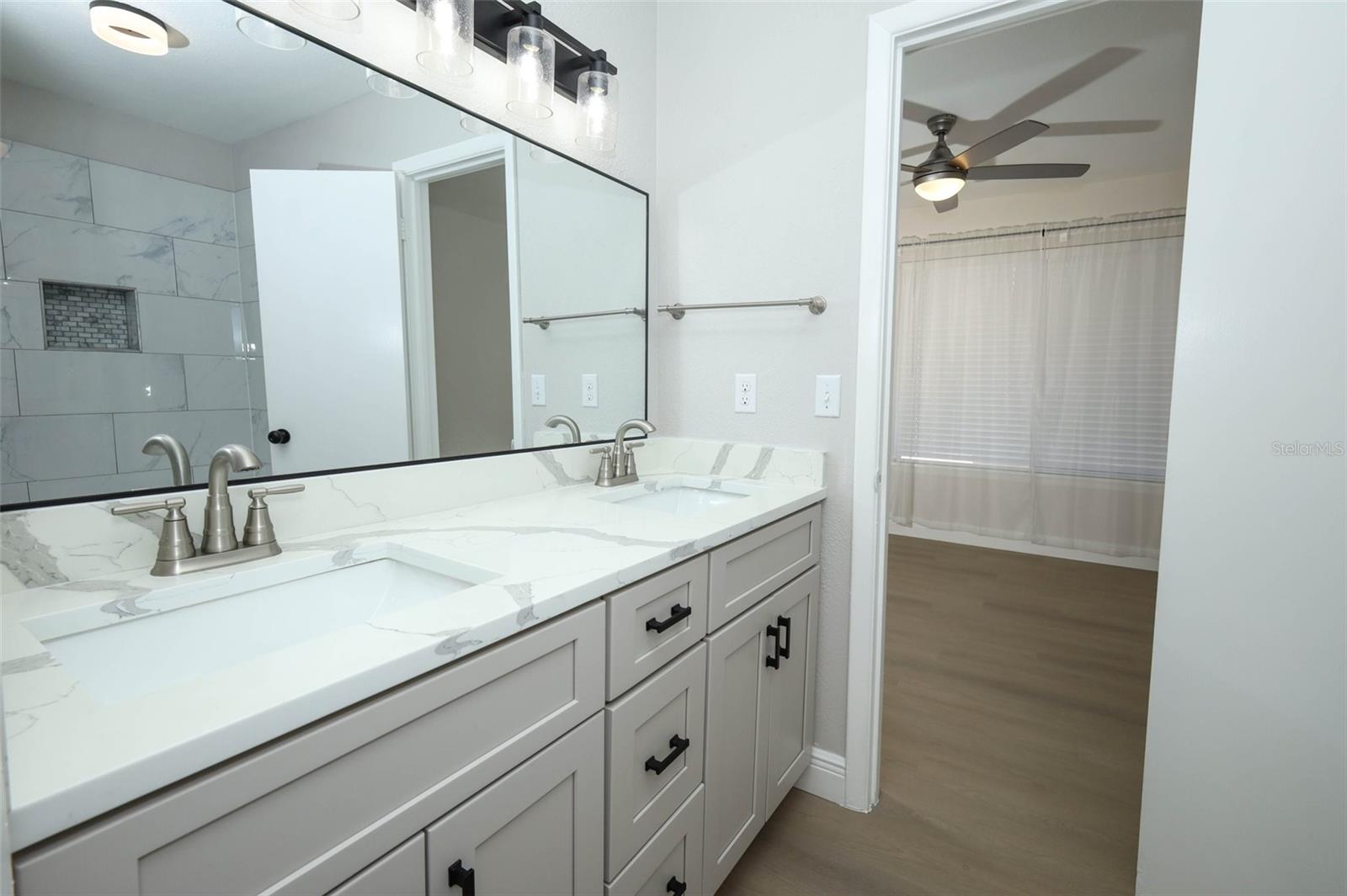Listing photo id 21 for 4029 Henley Road 1705