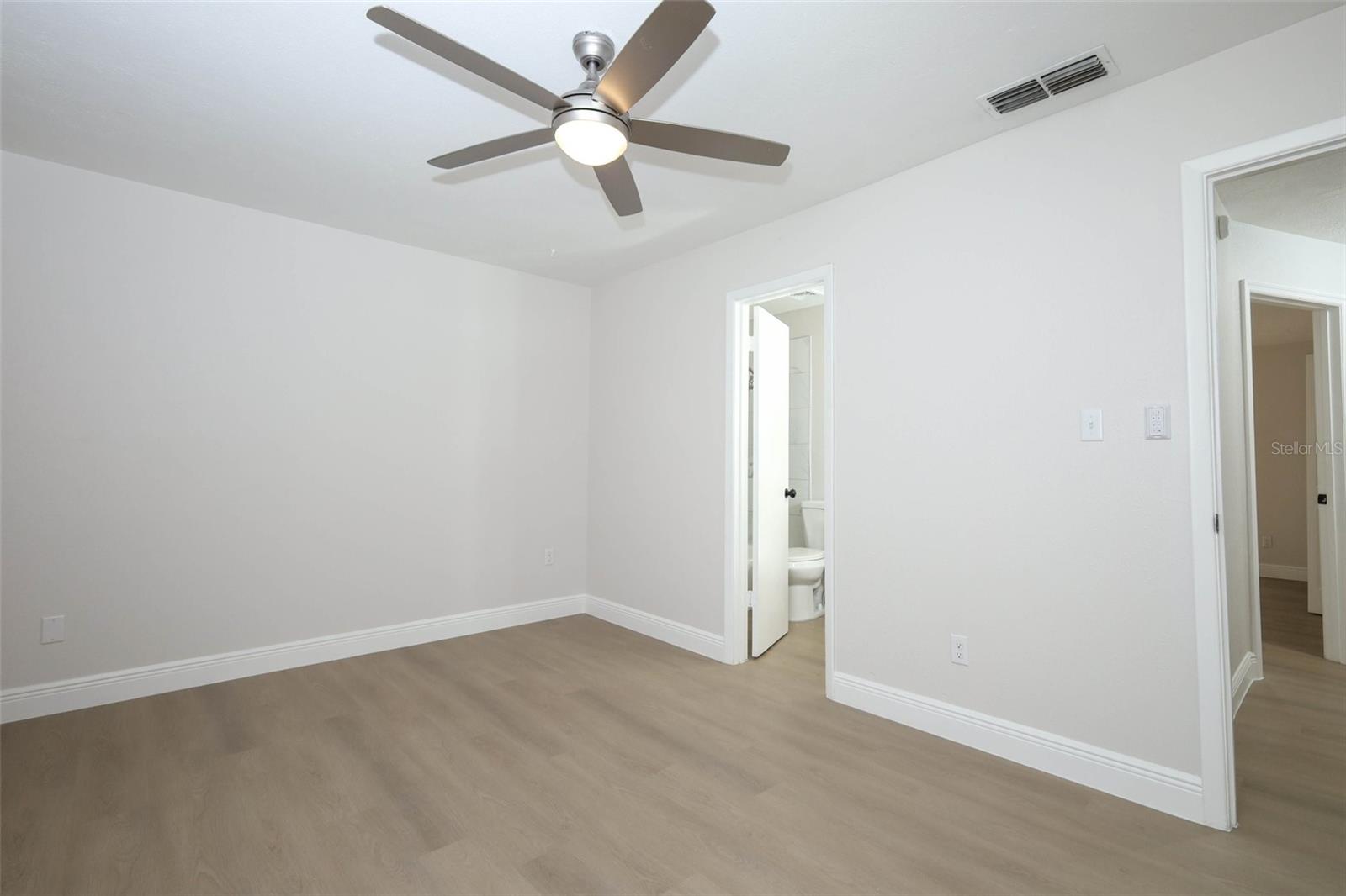 Listing photo id 23 for 4029 Henley Road 1705