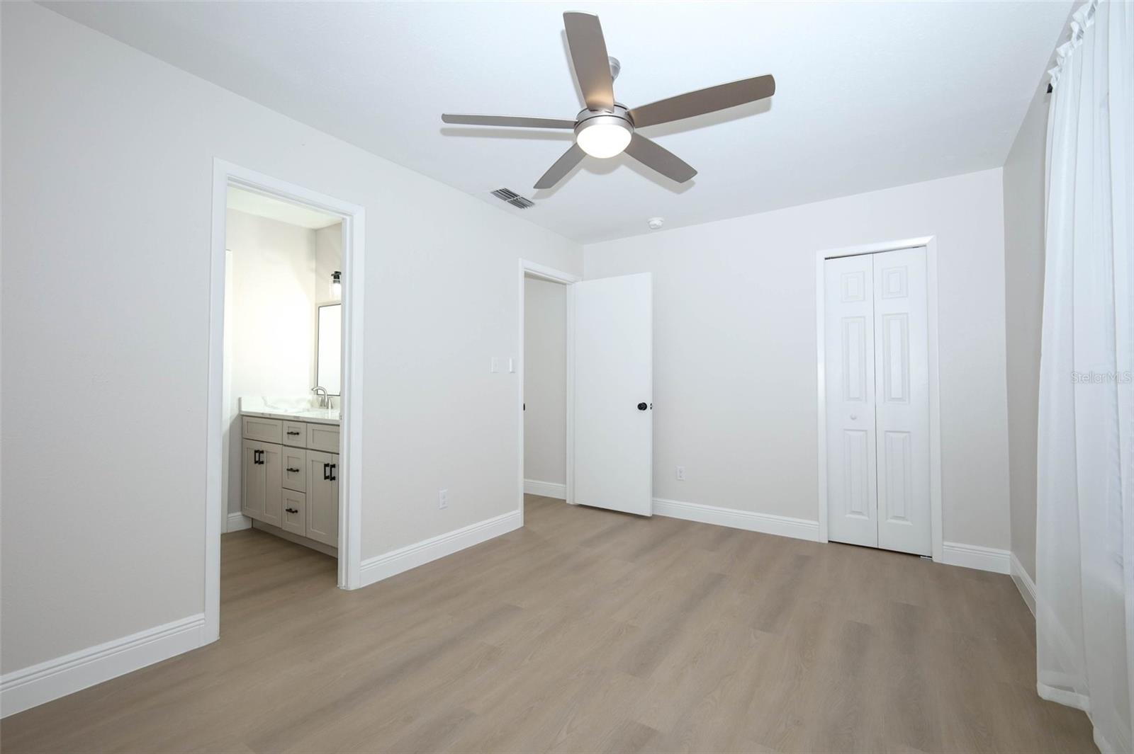 Listing photo id 26 for 4029 Henley Road 1705