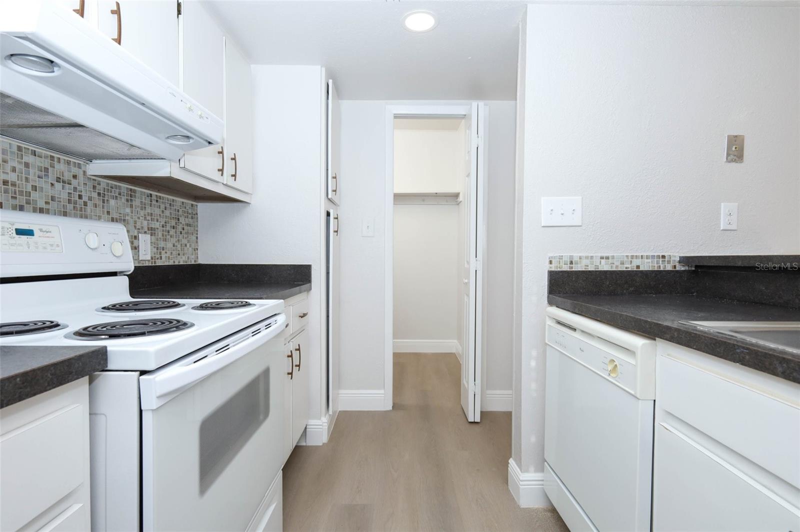 Listing photo id 1 for 4029 Henley Road 1705