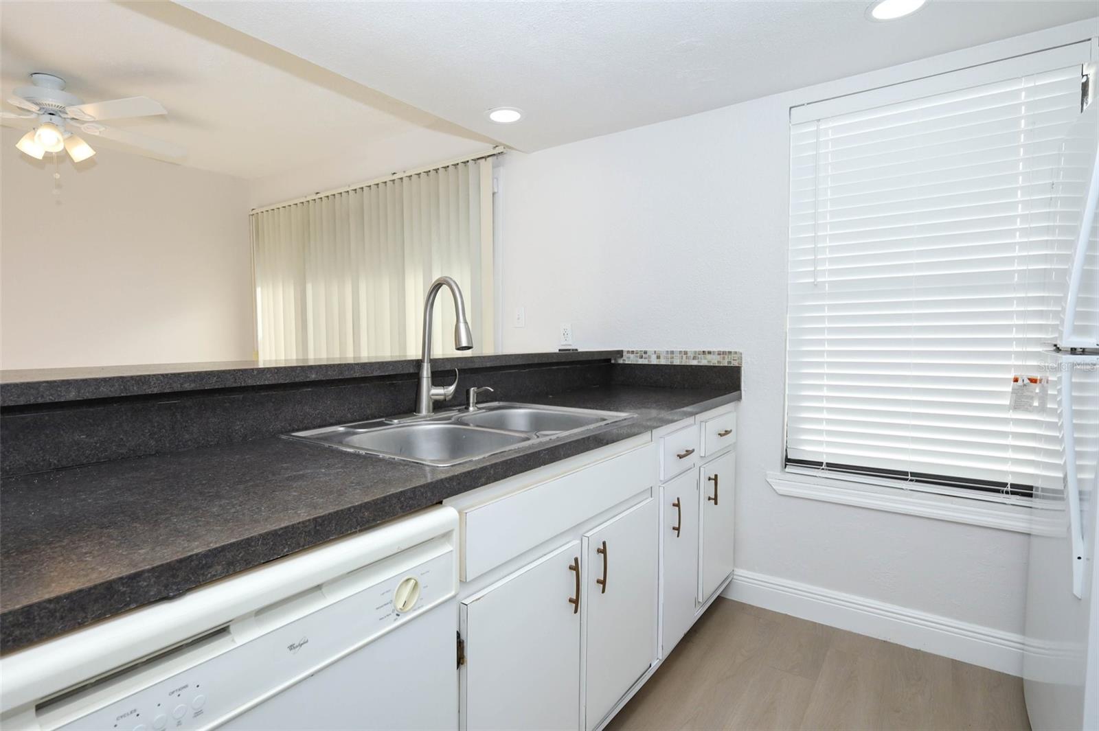 Listing photo id 2 for 4029 Henley Road 1705