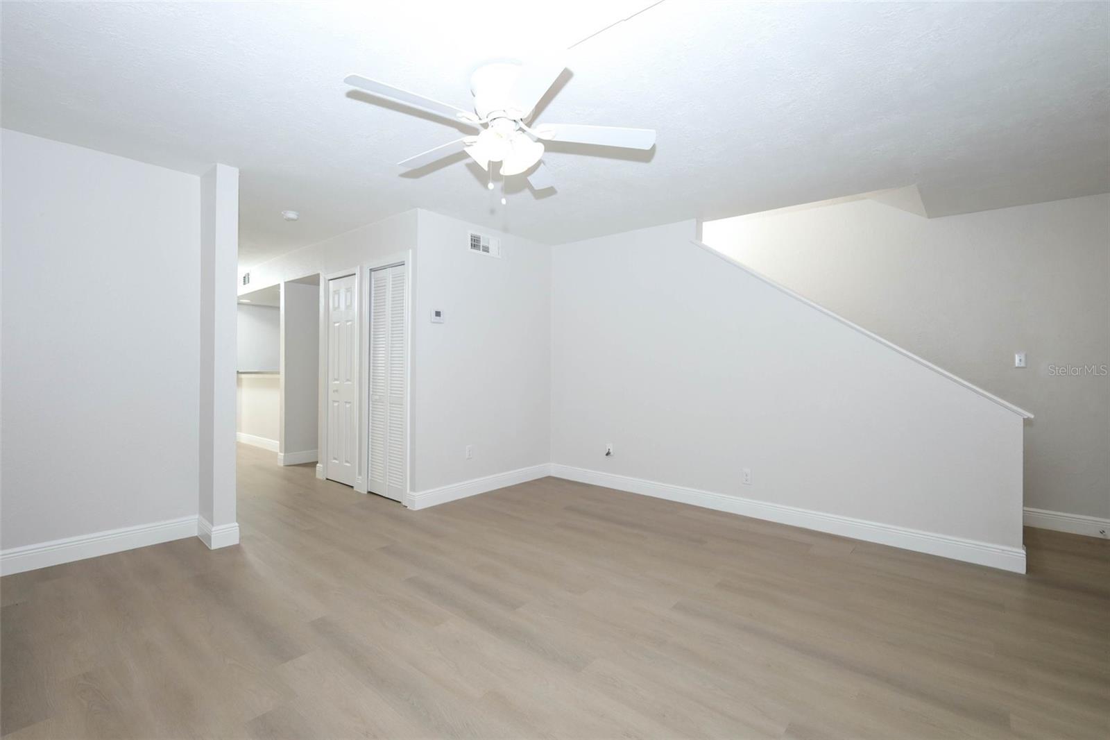 Listing photo id 3 for 4029 Henley Road 1705