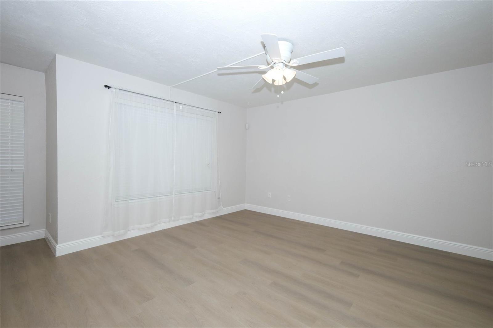 Listing photo id 5 for 4029 Henley Road 1705