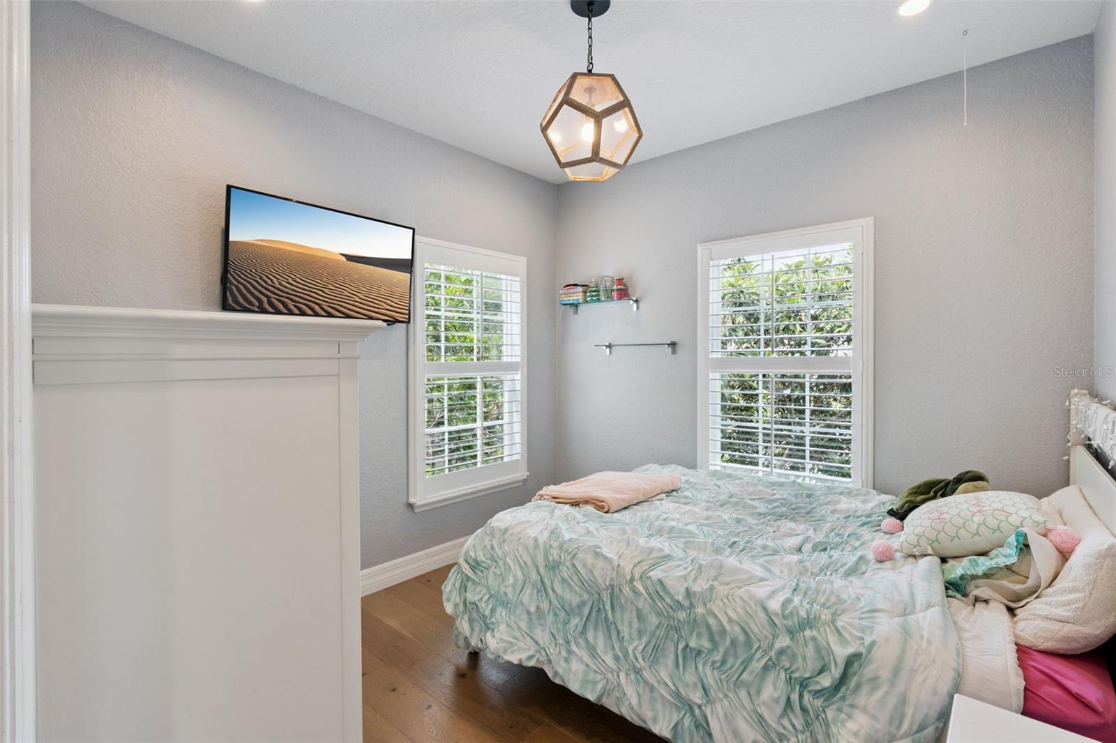 Image 24 of 75 For 925 Hanley Alley