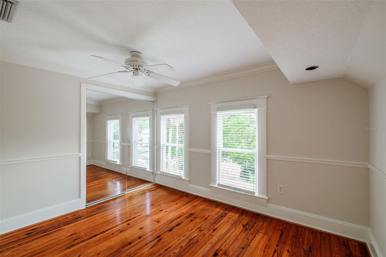 Image 27 of 39 For 122 Hyer Avenue