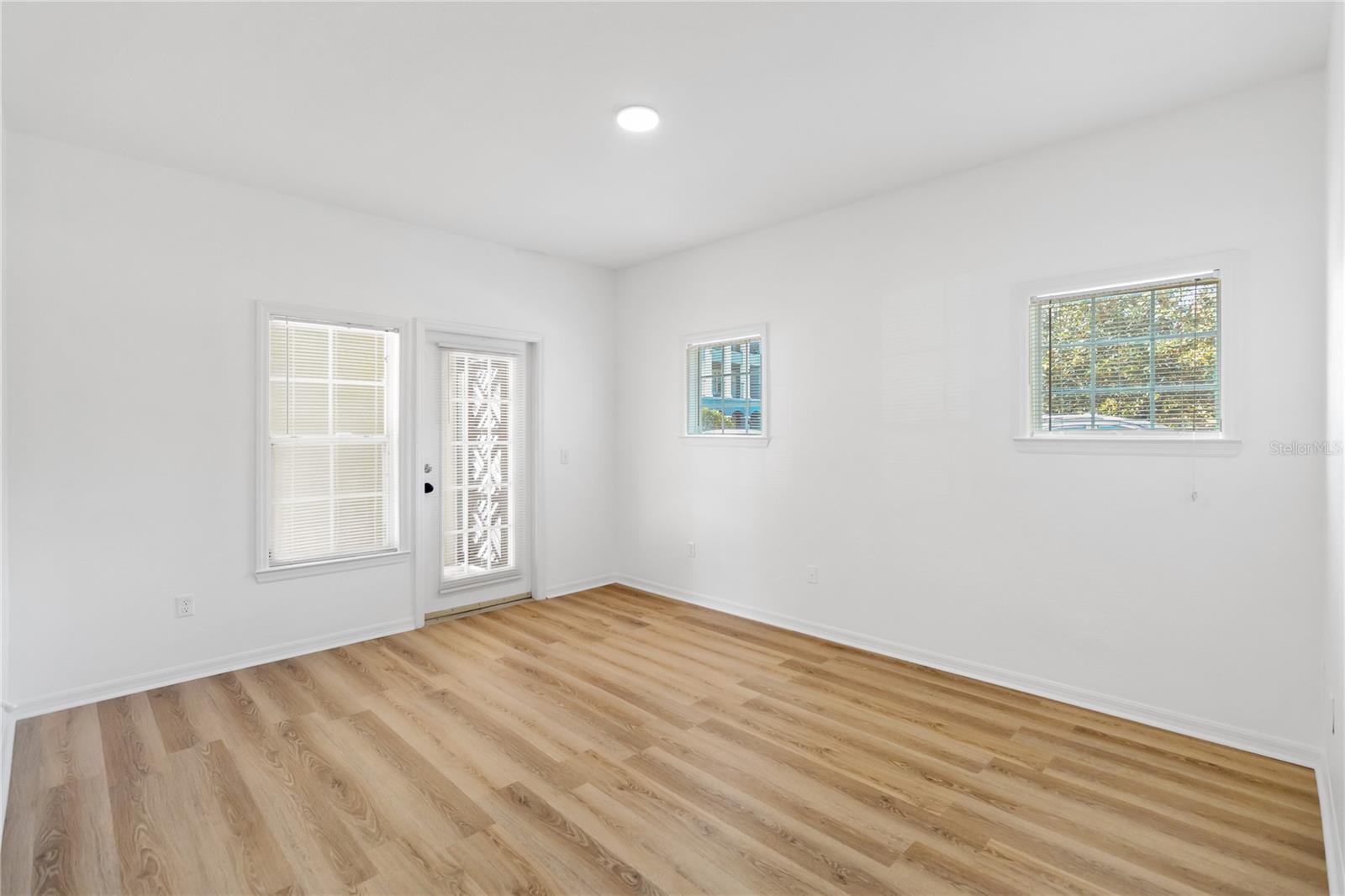 Image 15 of 29 For 3599 Conroy Road 915