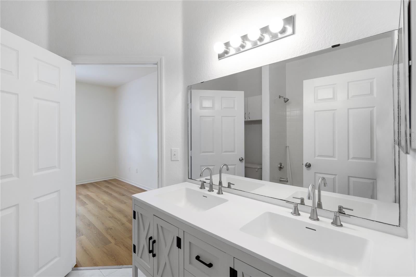 Image 18 of 29 For 3599 Conroy Road 915