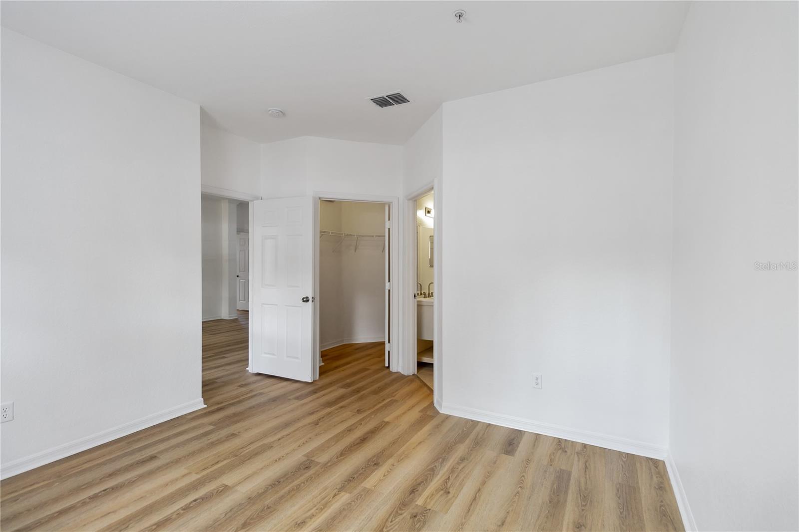 Image 21 of 29 For 3599 Conroy Road 915