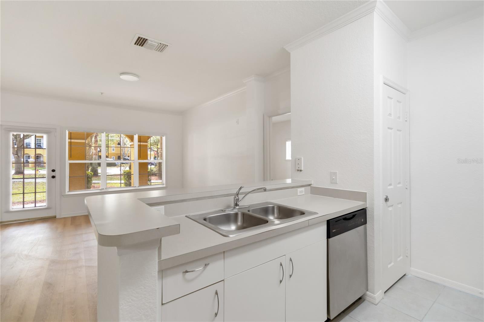 Image 6 of 29 For 3599 Conroy Road 915