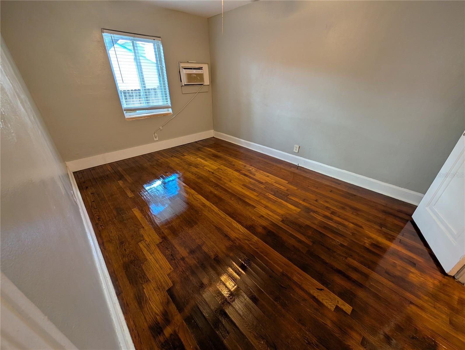 Image 4 of 11 For 520 11th Avenue N 1