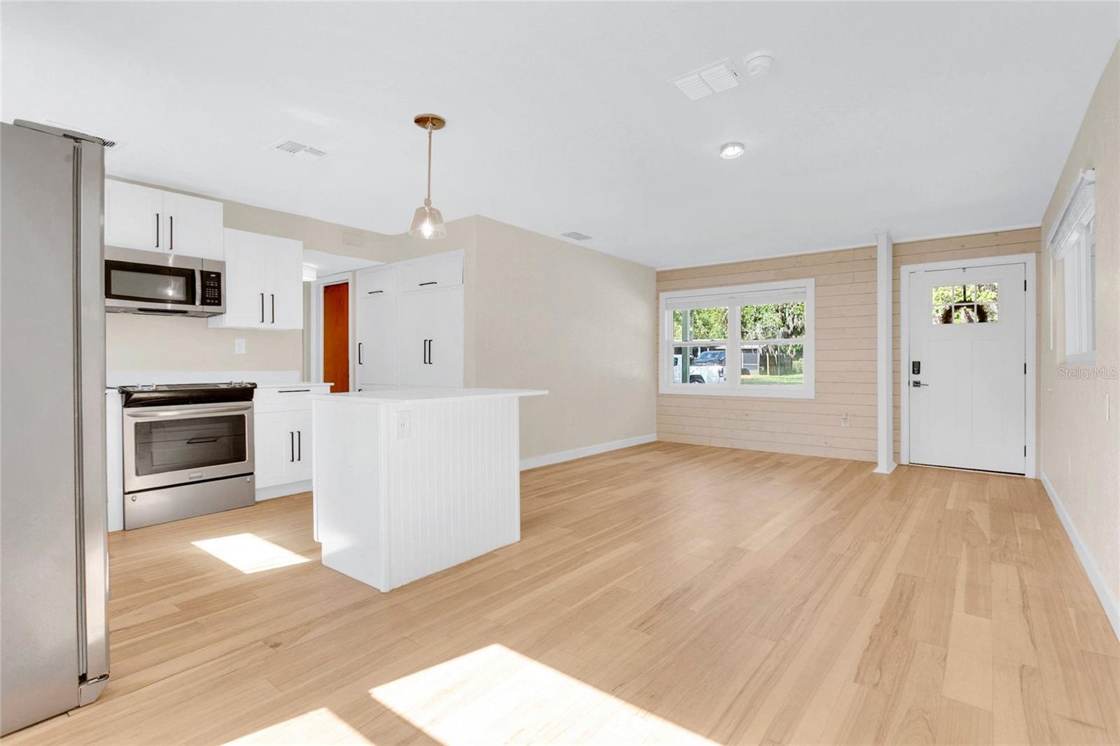 Image 3 of 33 For 2105 Palmetto Avenue