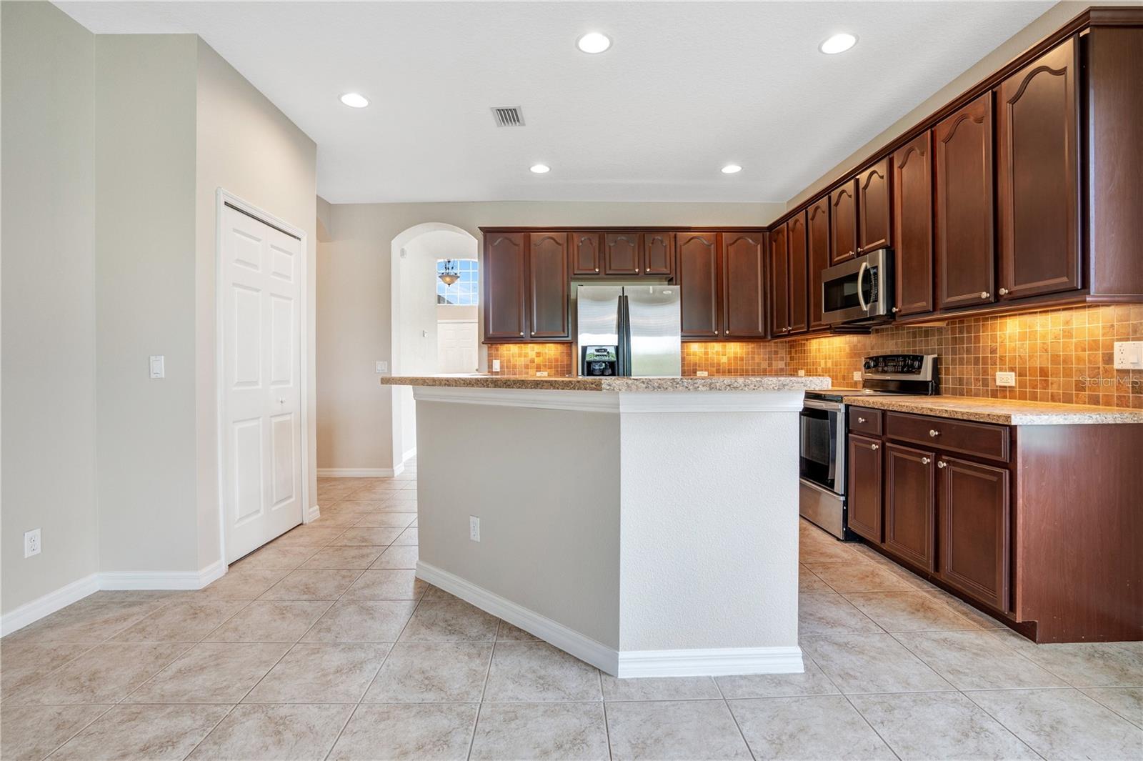 Image 11 of 31 For 456 Silverdale Avenue