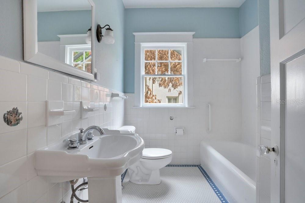 Image 17 of 37 For 1565 Forest Avenue