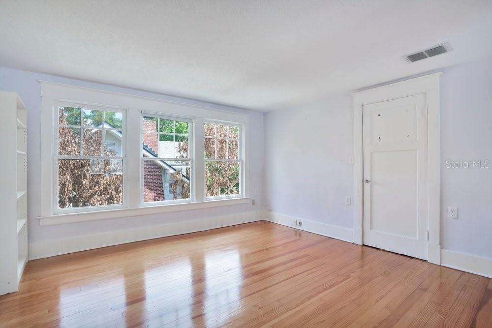 Image 21 of 37 For 1565 Forest Avenue