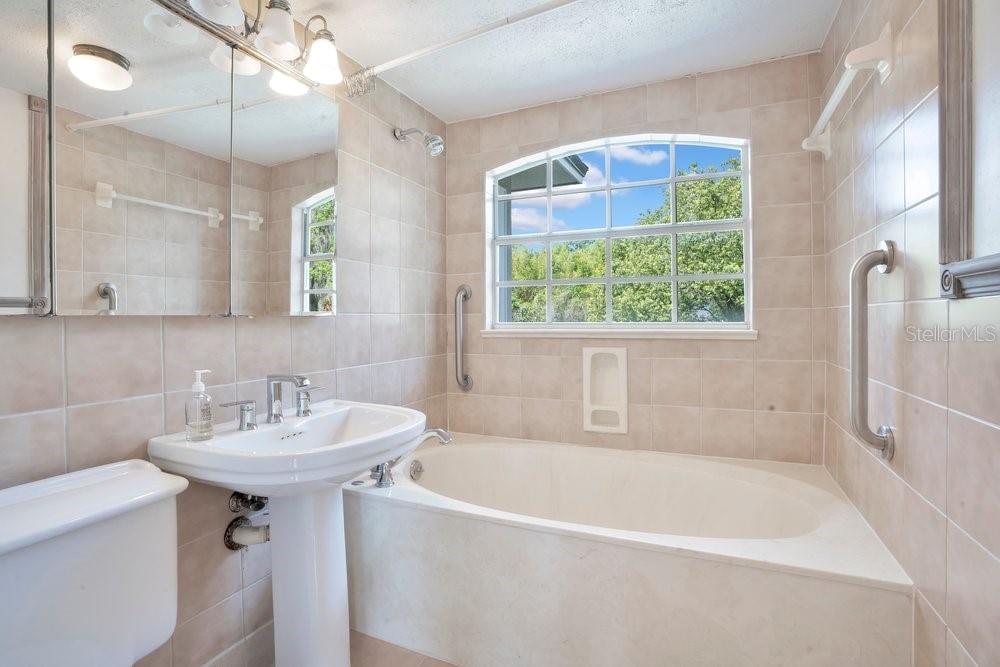 Image 25 of 37 For 1565 Forest Avenue