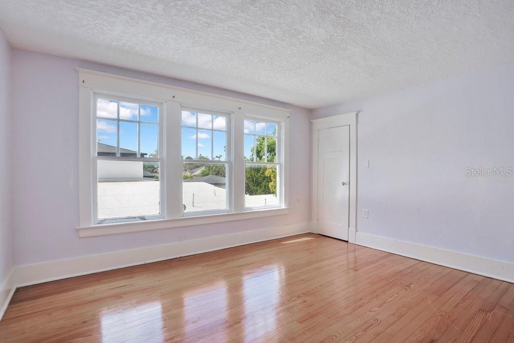 Image 26 of 37 For 1565 Forest Avenue