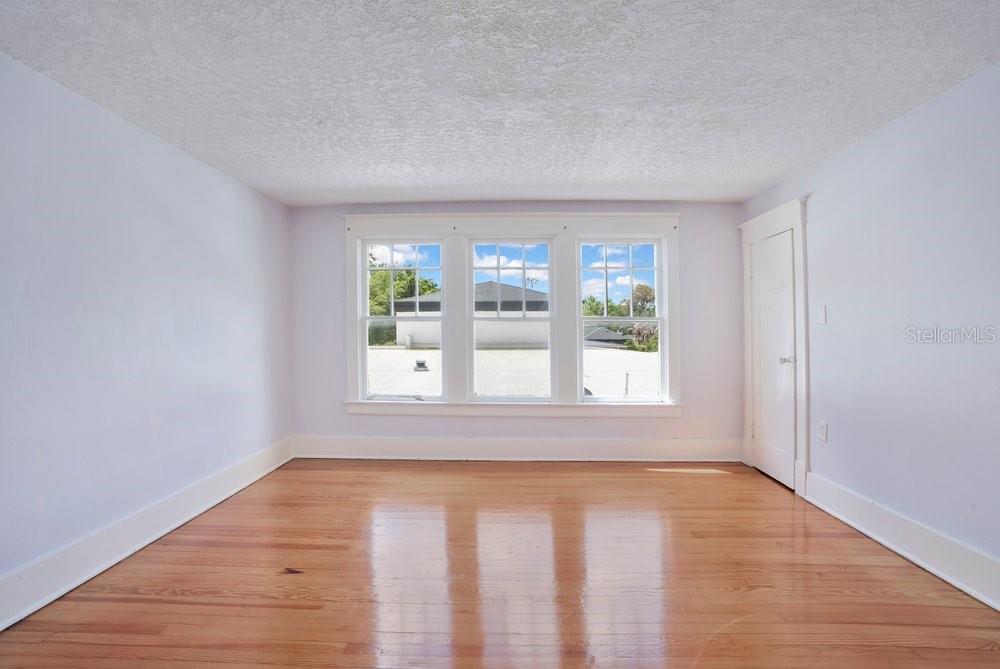 Image 27 of 37 For 1565 Forest Avenue