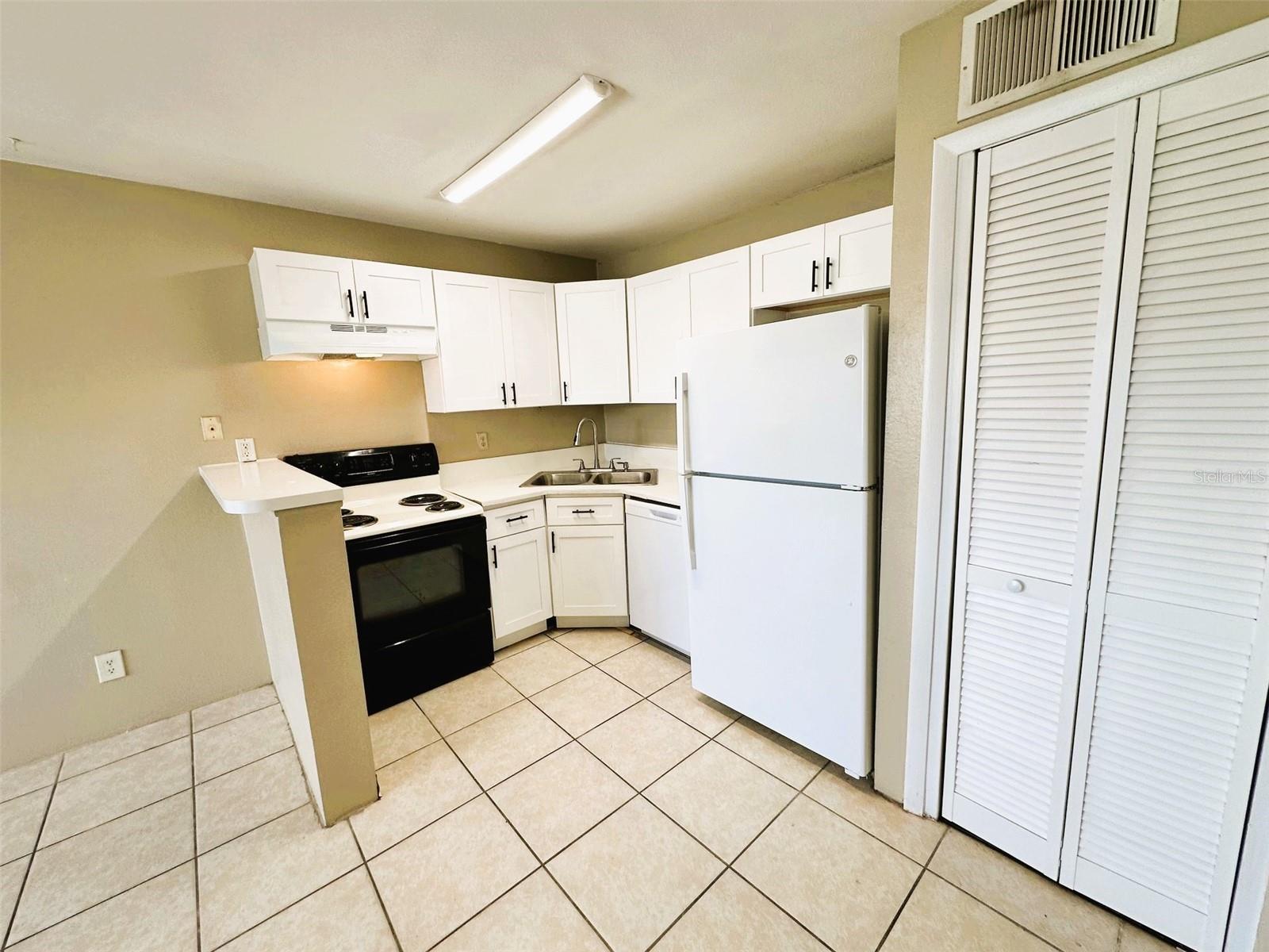 Image 7 of 16 For 4760 Walden Circle 5-31