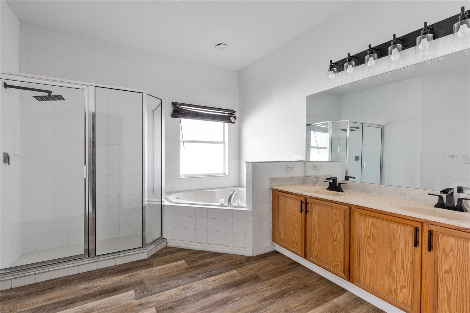 Image 16 of 28 For 308 Cimarron Court