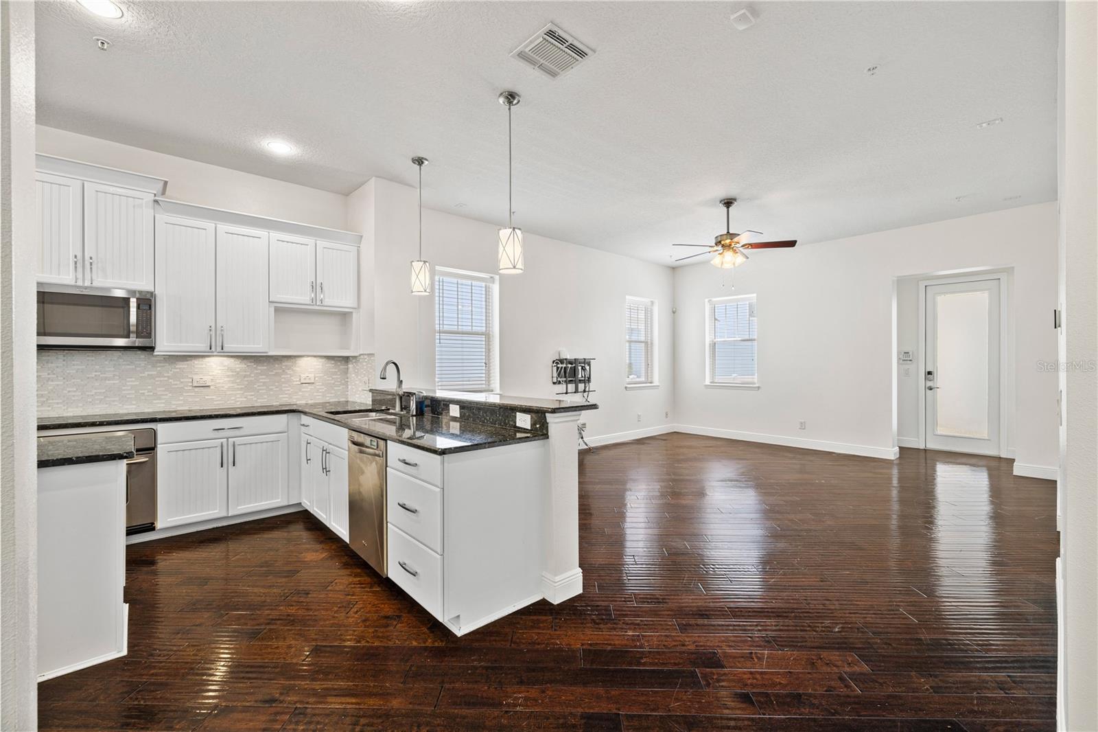Listing photo id 8 for 5338 Ardsdale Lane